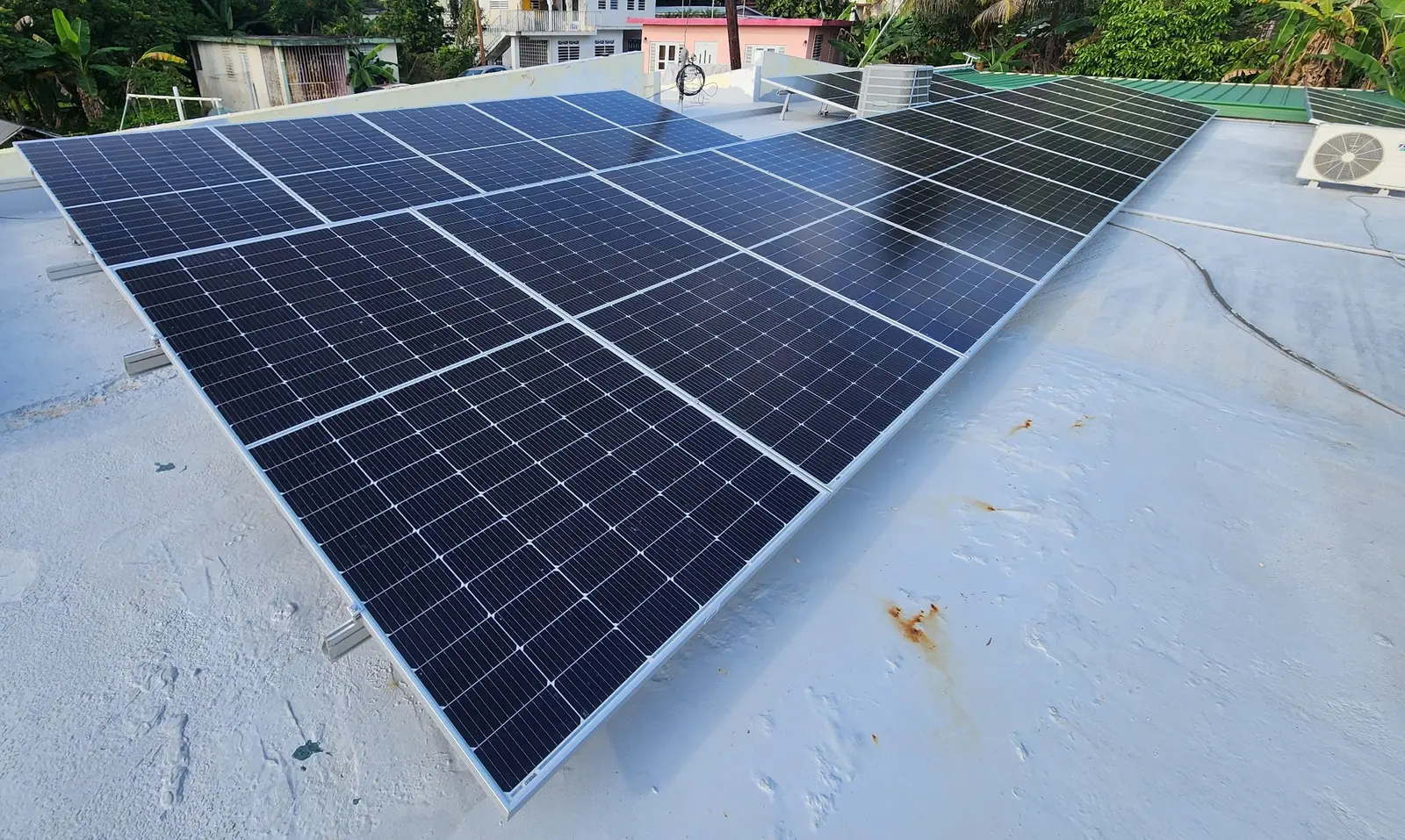 Arreglo de paneles solares instalado en un techo en Dorado, Puerto Rico